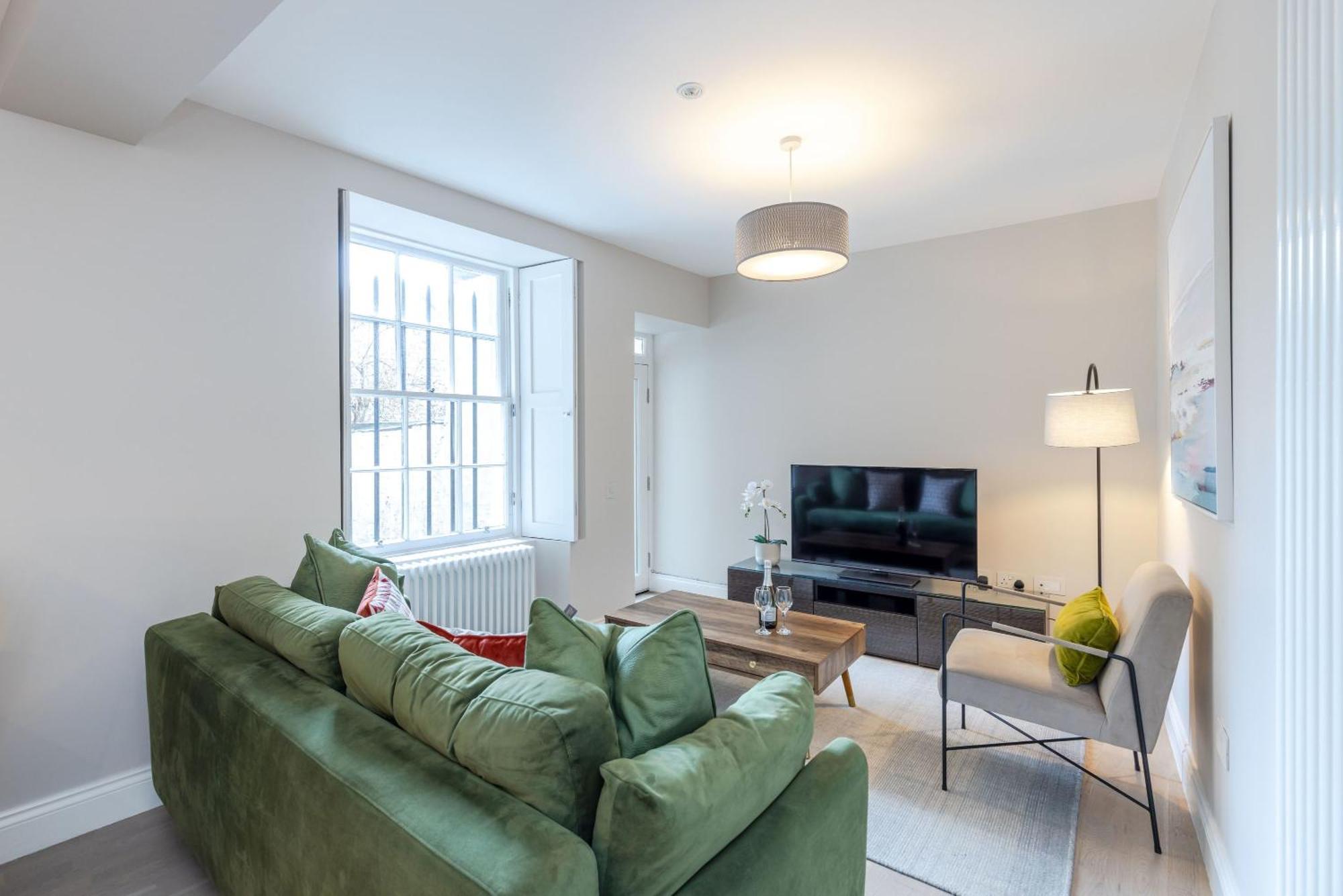 Dragon Suites - Edinburgh City Centre 2 Bed Apartment — Photos 1