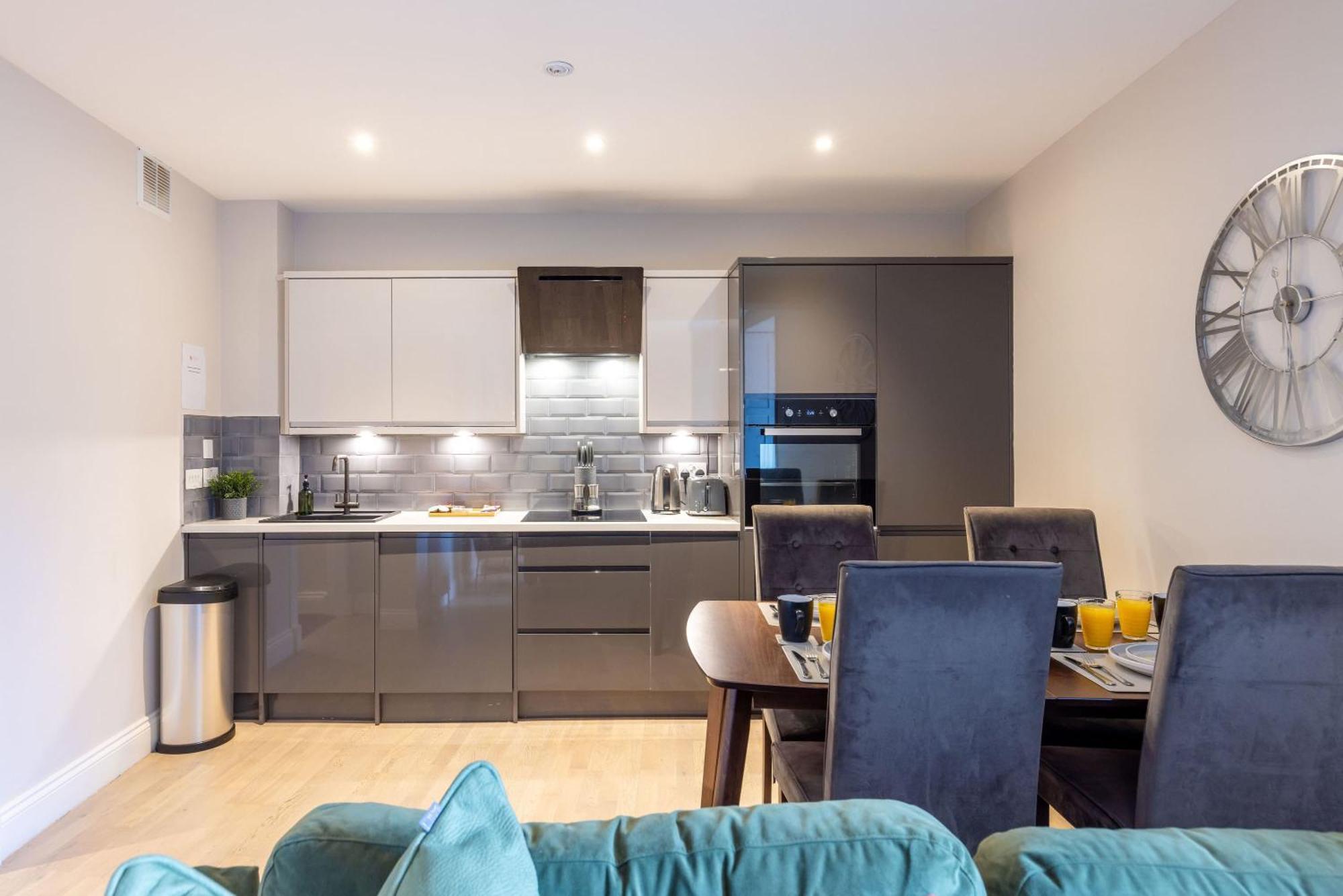 Dragon Suites - Edinburgh City Centre 2 Bed Apartment — Photos 2