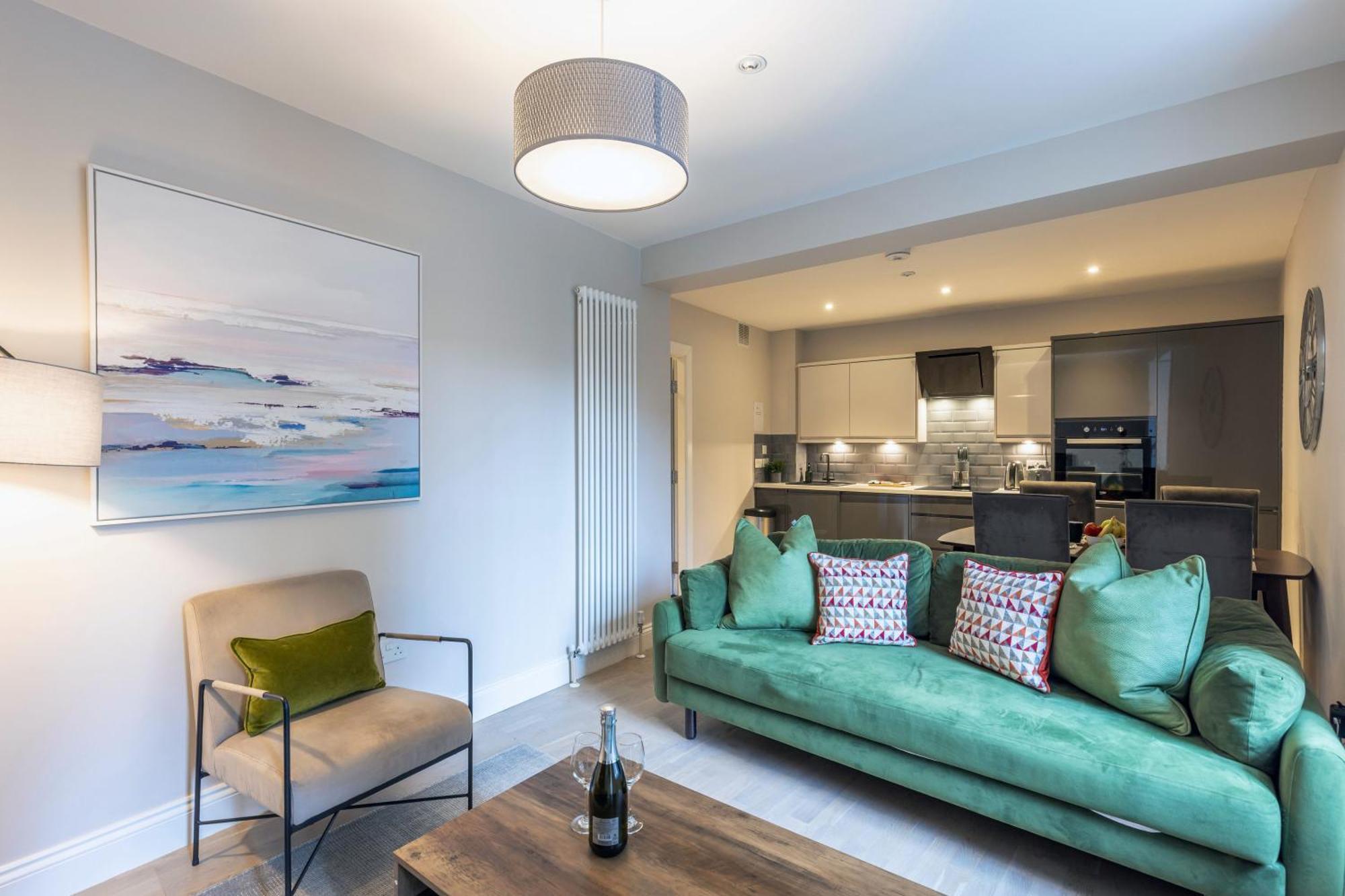Dragon Suites - Edinburgh City Centre 2 Bed Apartment — Photos 3